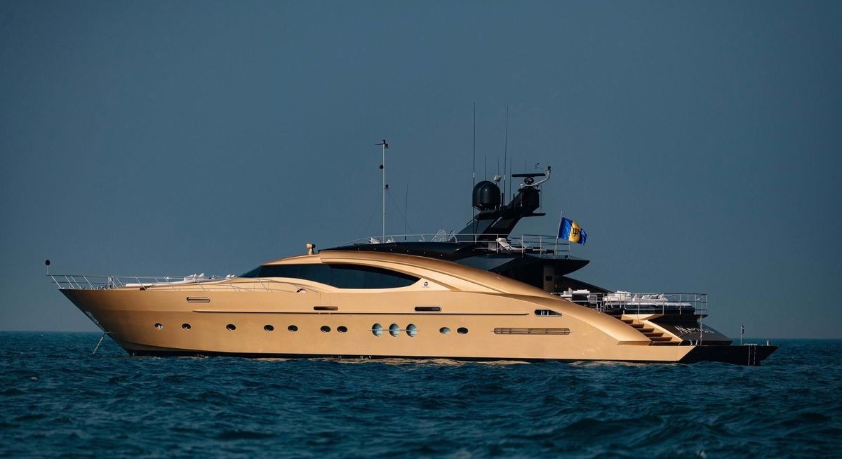 AK ROYALTY yacht charter 1