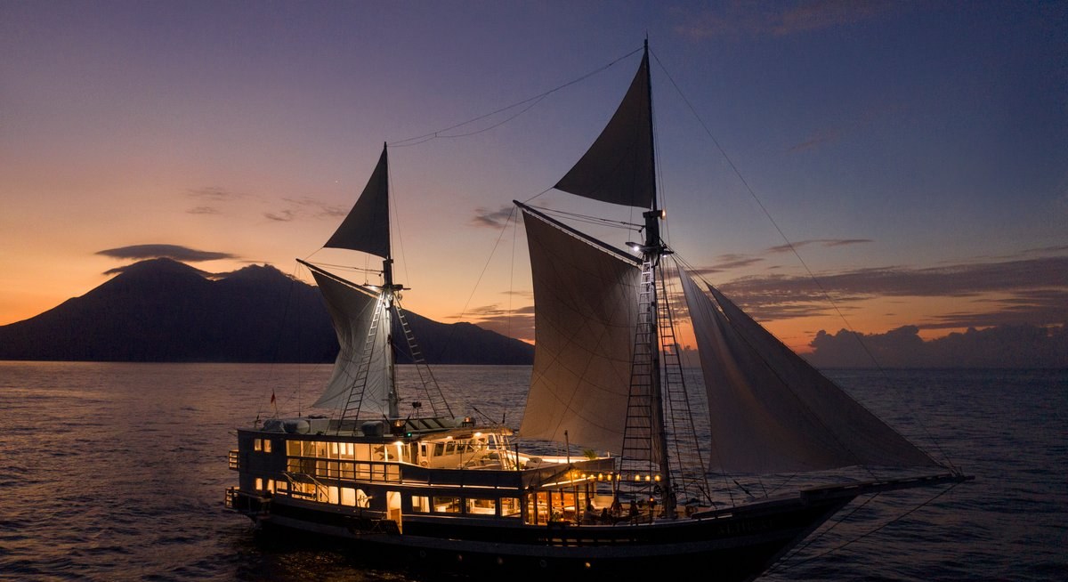 ALIIKAI yacht charter 5