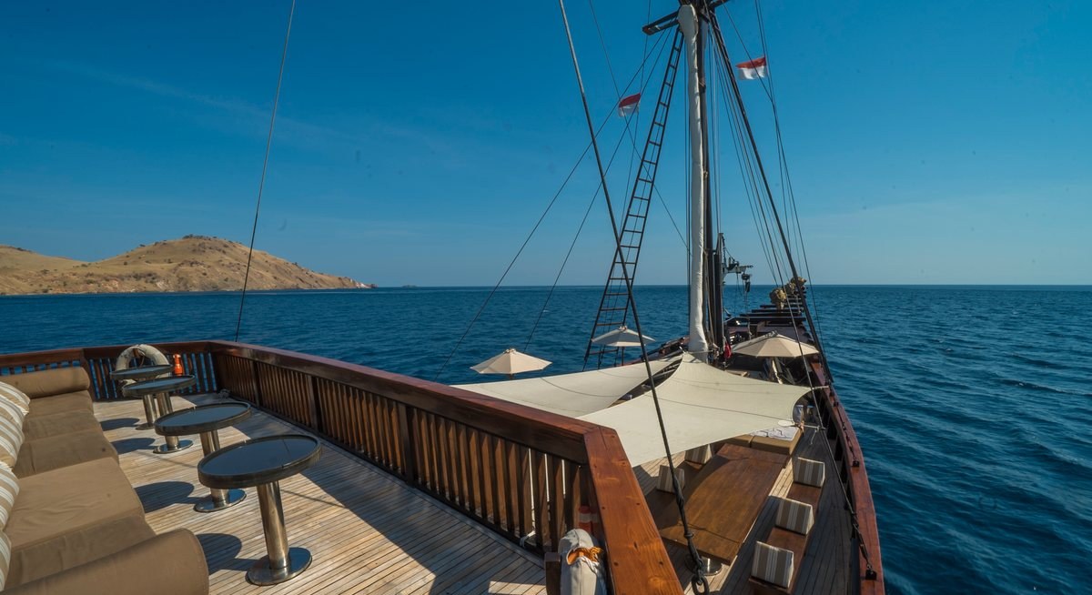 ALILA PURNAMA yacht charter 2