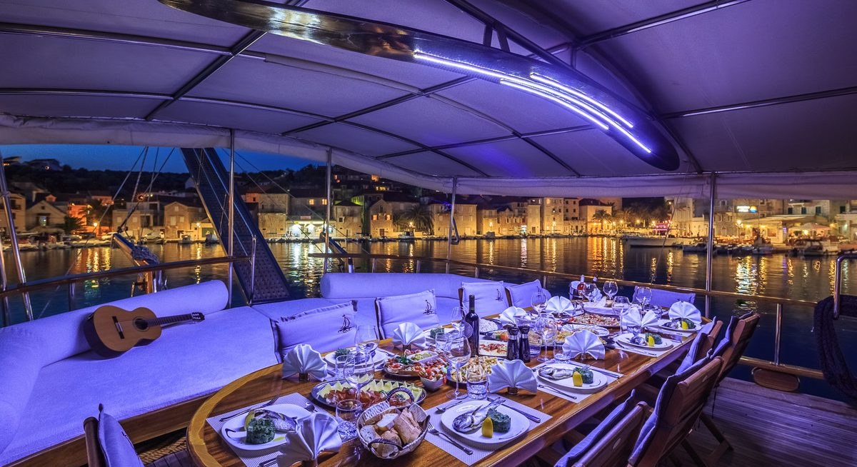 ALLUREE yacht charter 3