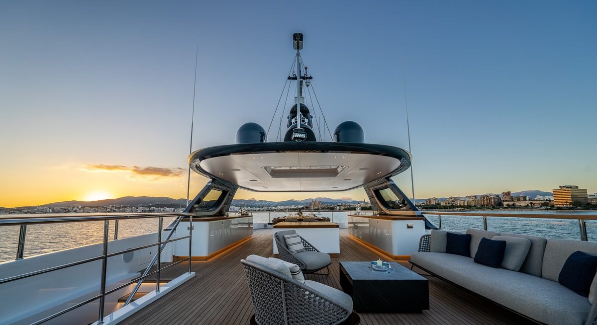 ALPHA WAVES yacht charter 3
