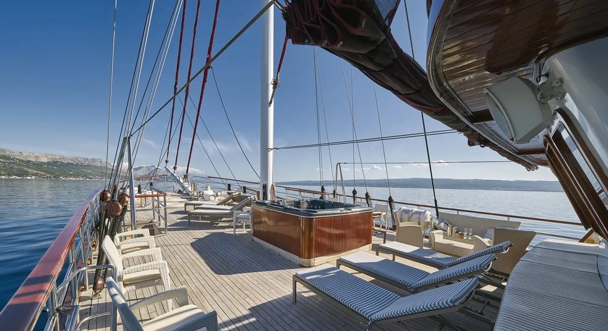 AMORENA yacht charter 3