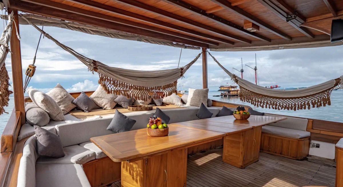 ANNE BONNY yacht charter 4