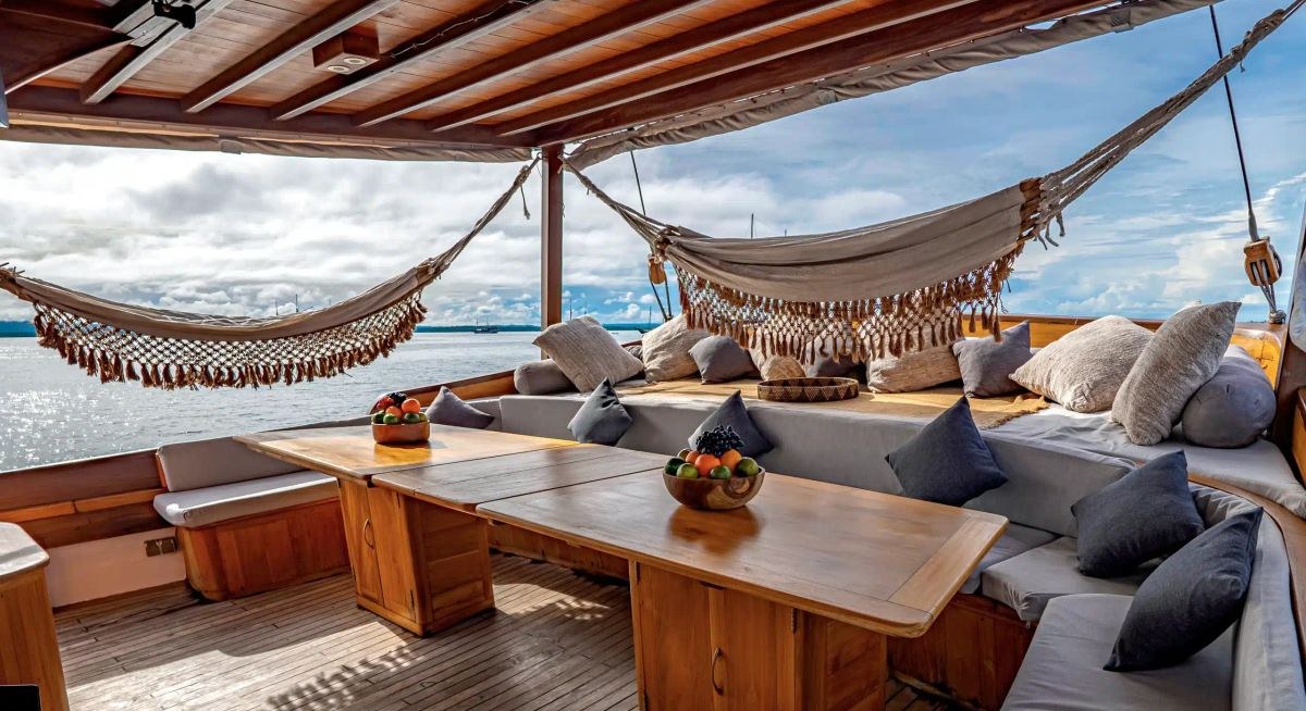 ANNE BONNY yacht charter 3