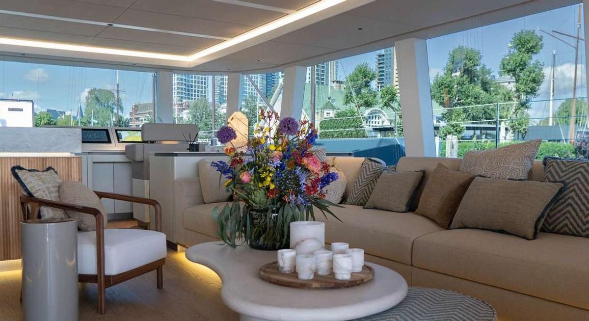 APOLLO 99 yacht charter 3