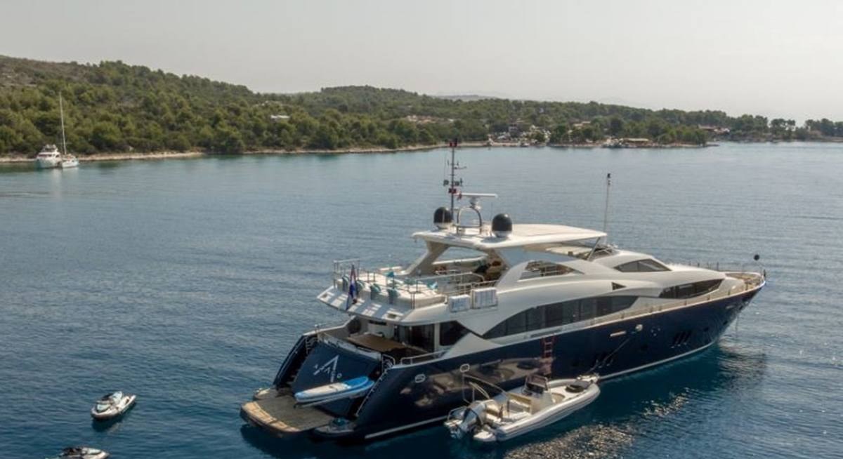 ARAGO yacht charter 5