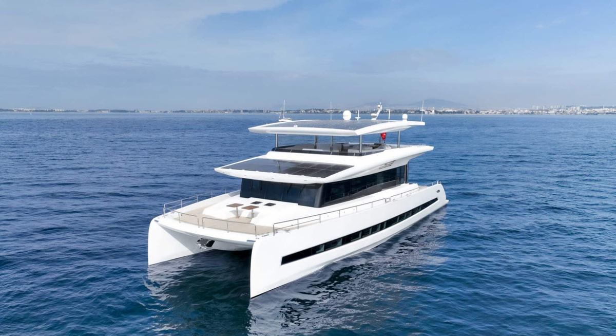ATRAVERSIA yacht charter 1