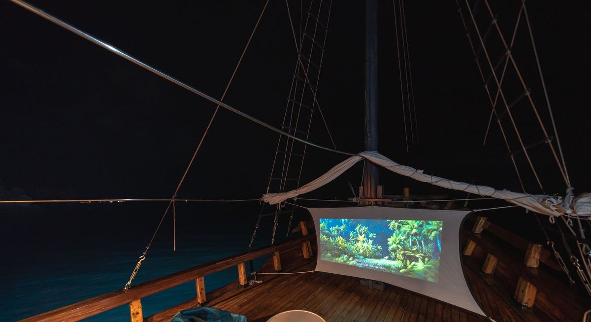AUGUSTINE PHINISI yacht charter 3
