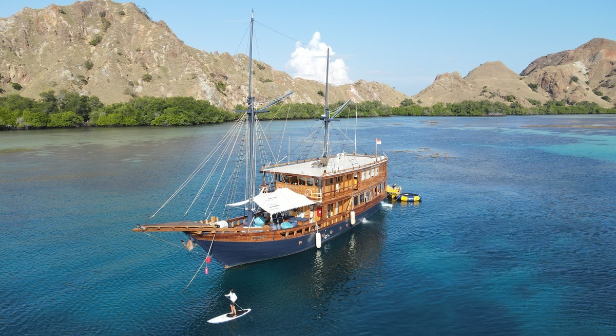 AUGUSTINE PHINISI yacht charter 1