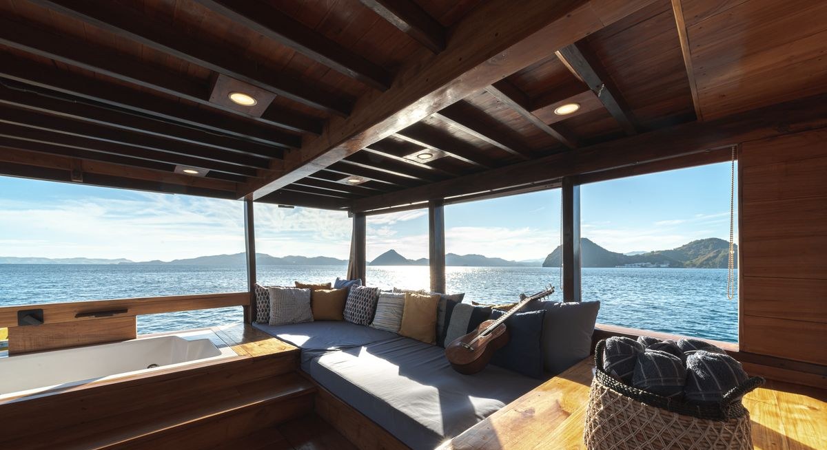 AUGUSTINE PHINISI yacht charter 4