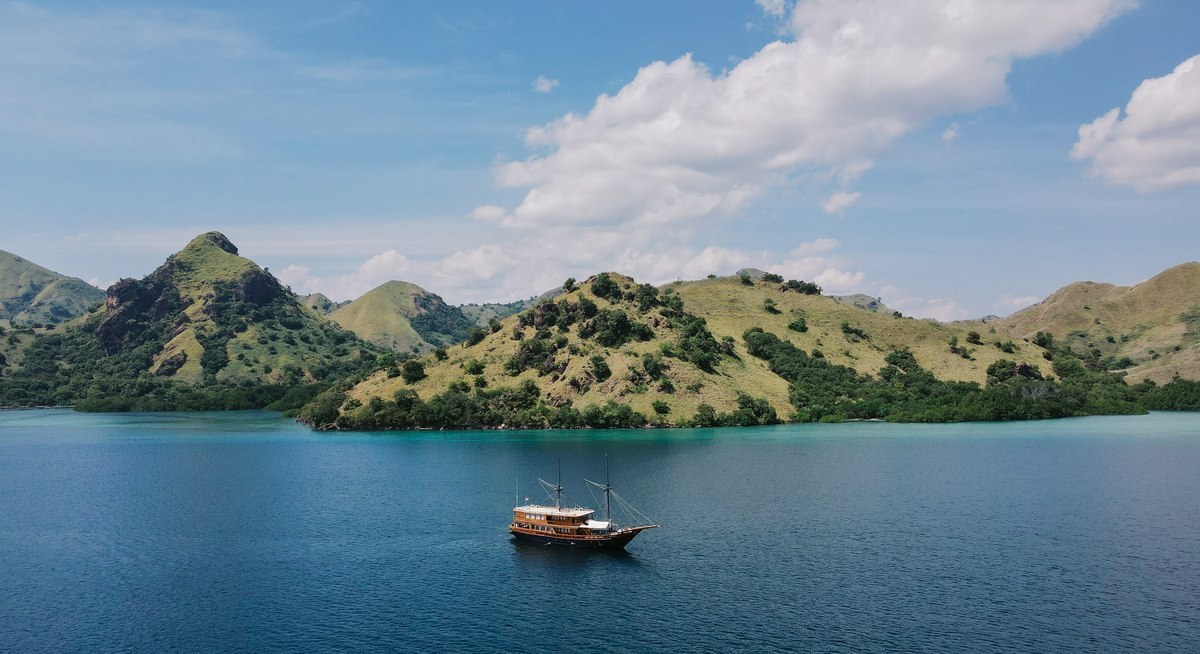 AUGUSTINE PHINISI yacht charter 5