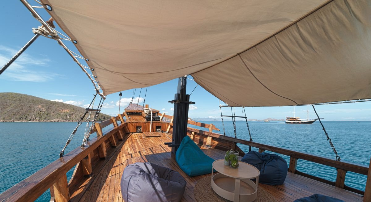 AUGUSTINE PHINISI yacht charter 2