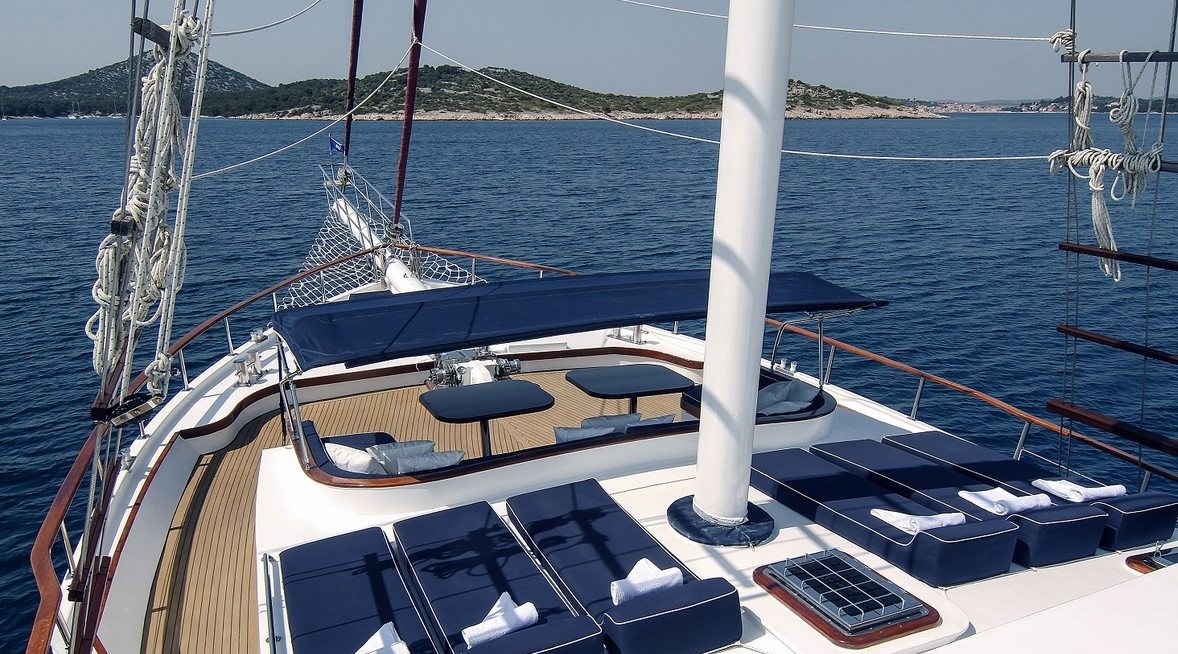 AURUM yacht charter 3