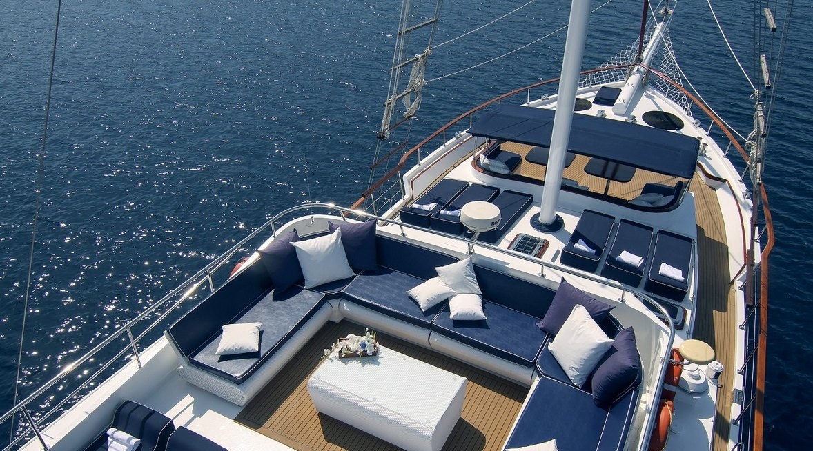 AURUM yacht charter 2