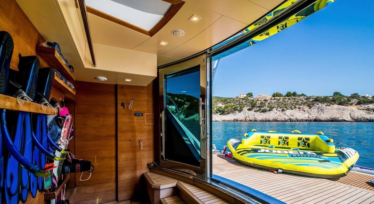 AZIZA yacht charter 5