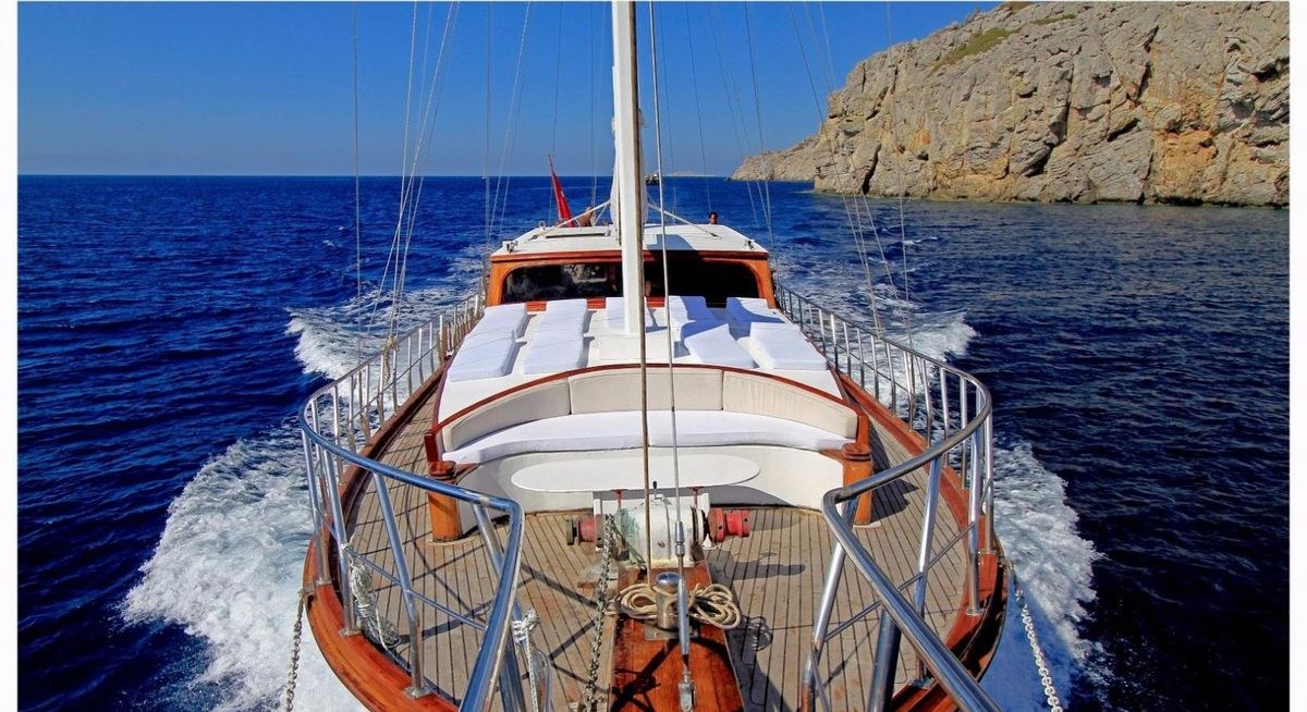 AZRA DENIZ yacht charter 4