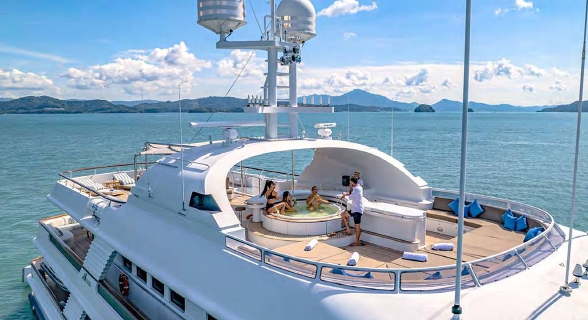 AZUL V yacht charter 3