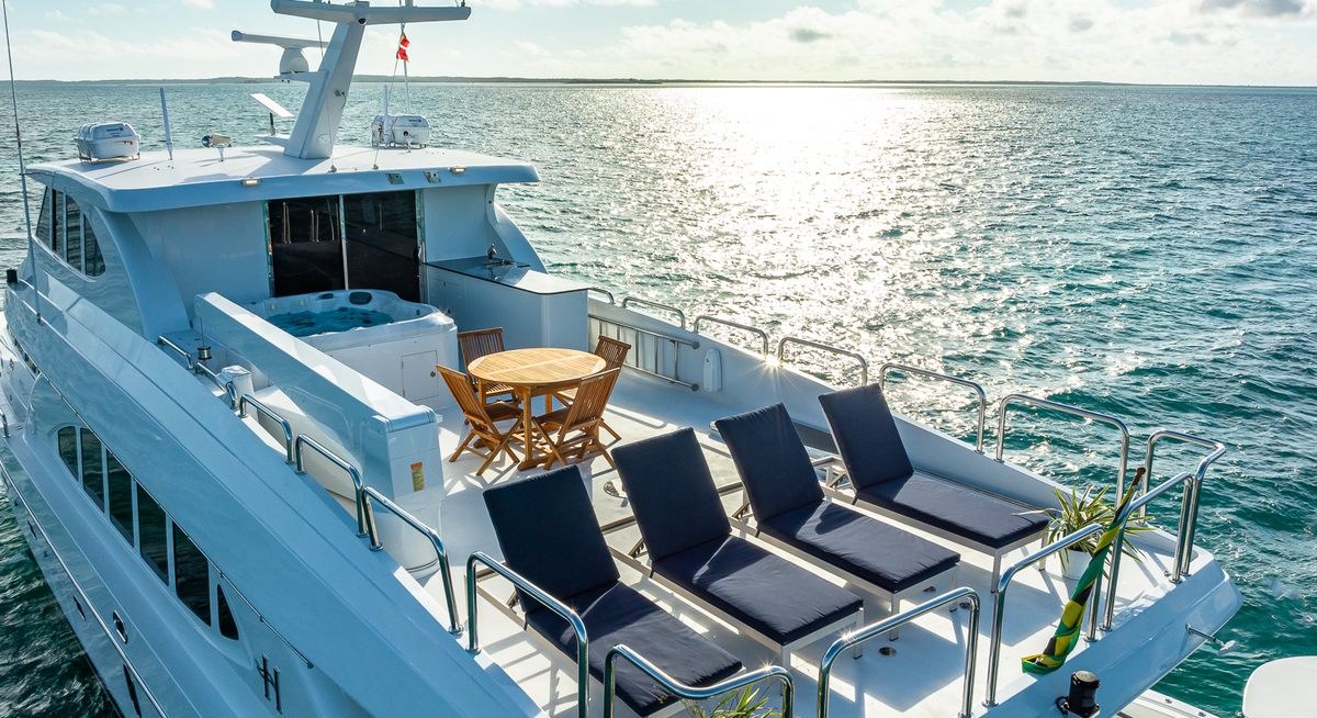 B HAPPY yacht charter 4