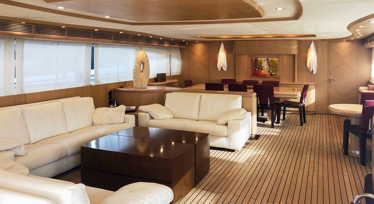 B4 yacht charter 5