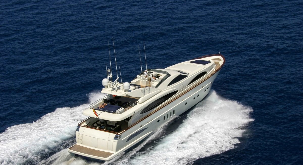 B4 yacht charter 4