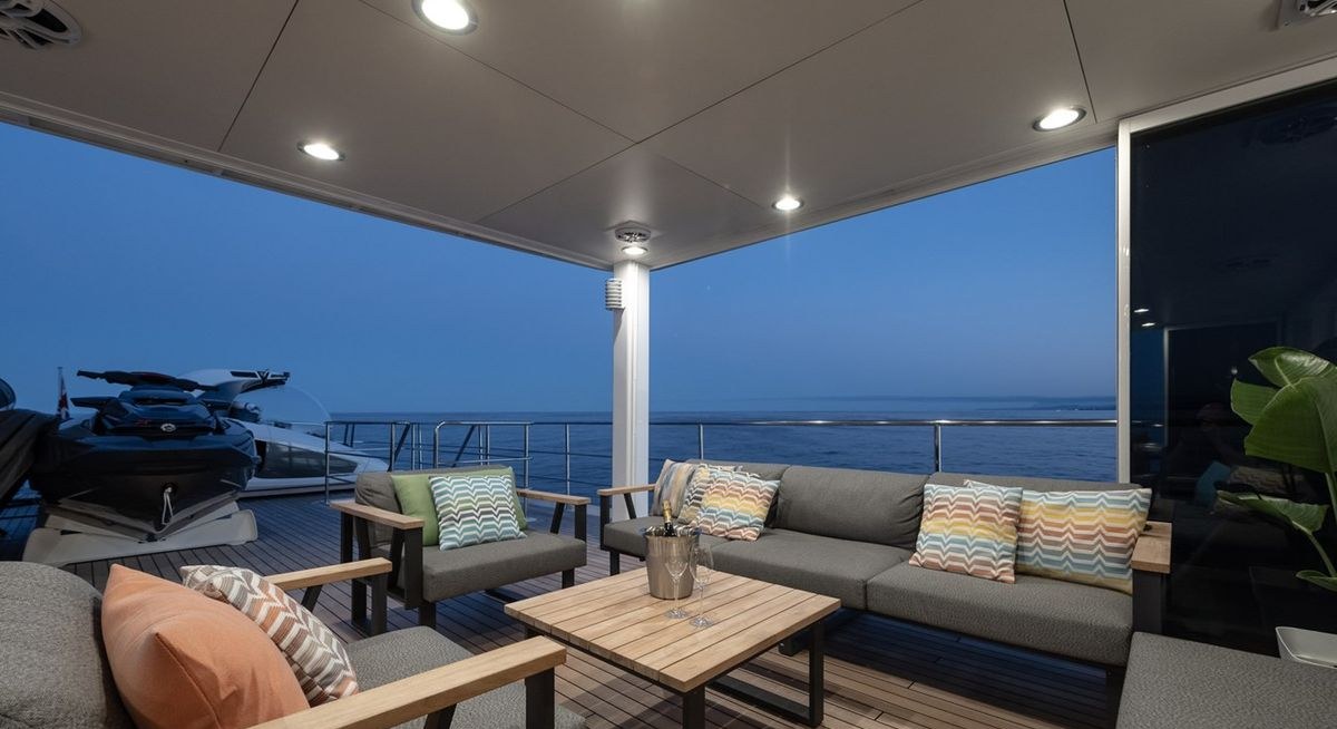 B89 yacht charter 4