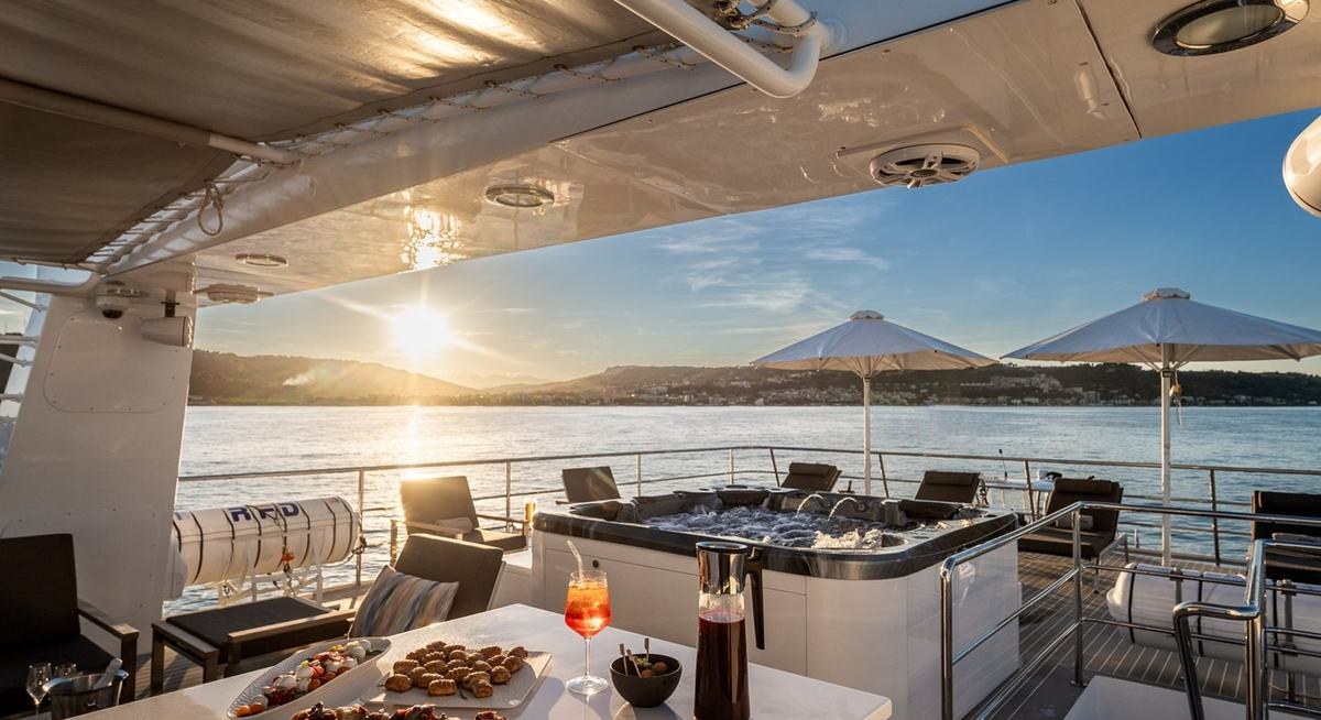 B89 yacht charter 2