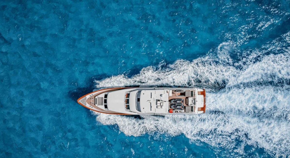 BEACHFRONT yacht charter 5