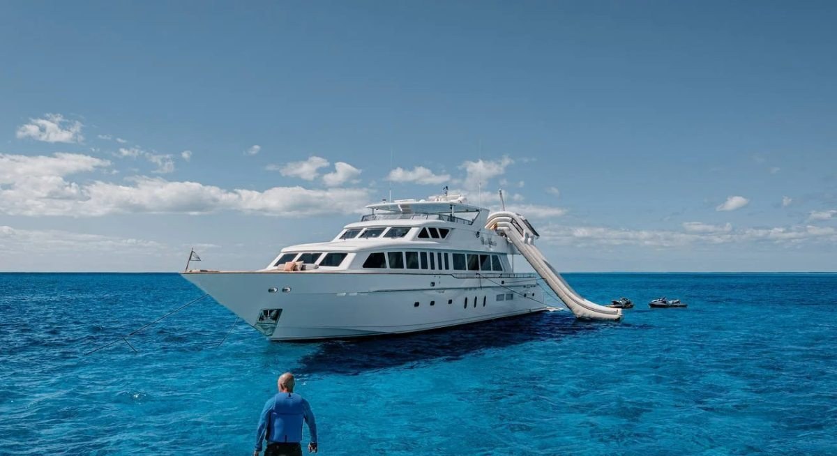 BEACHFRONT yacht charter 1