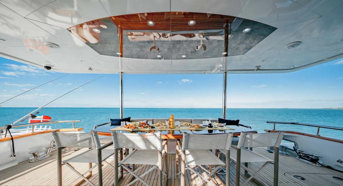 BEACHFRONT yacht charter 3