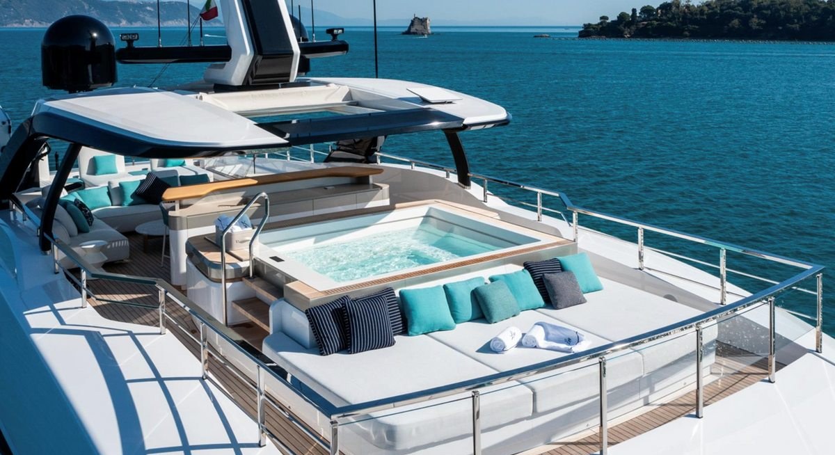 BEE yacht charter 3