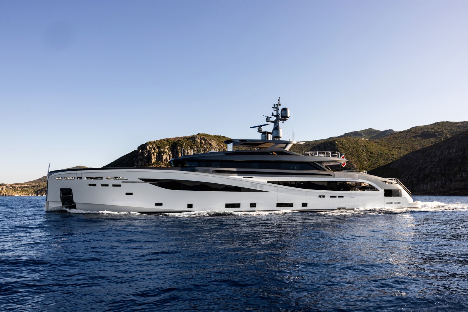 BEL 1 yacht charter 2