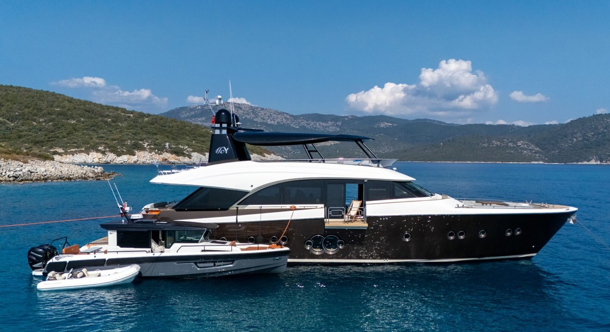 BELLA LUNA yacht charter 1