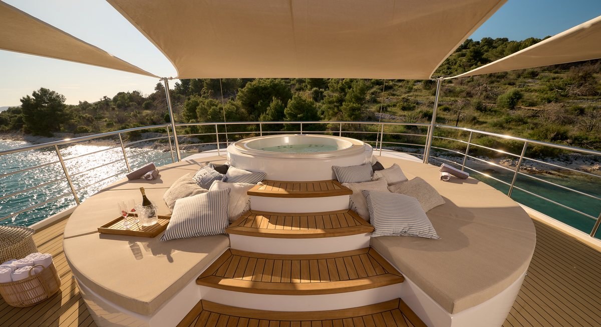 BELLEZZA yacht charter 3