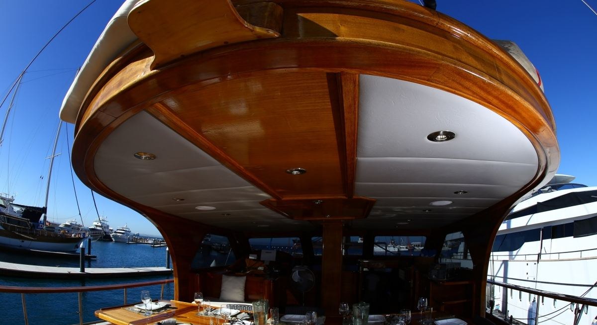 BESAME MUCHO yacht charter 4