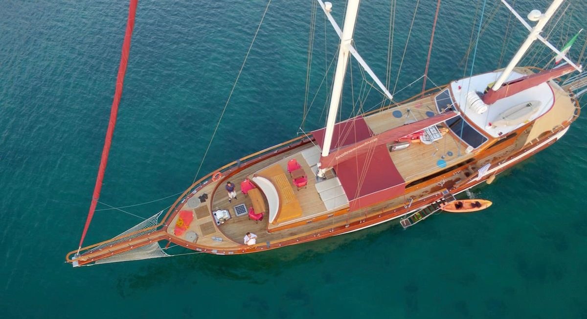BESAME MUCHO yacht charter 2
