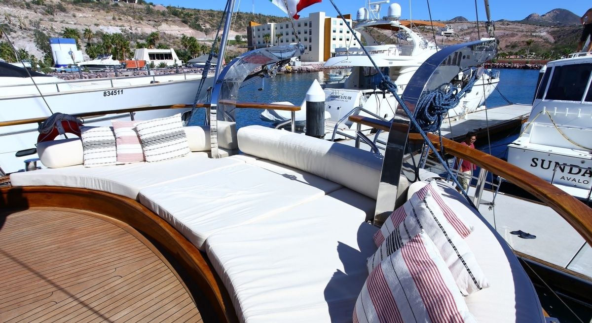 BESAME MUCHO yacht charter 3