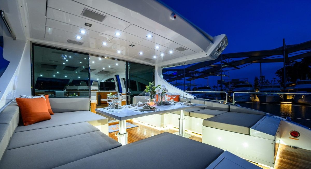 BLANC yacht charter 3