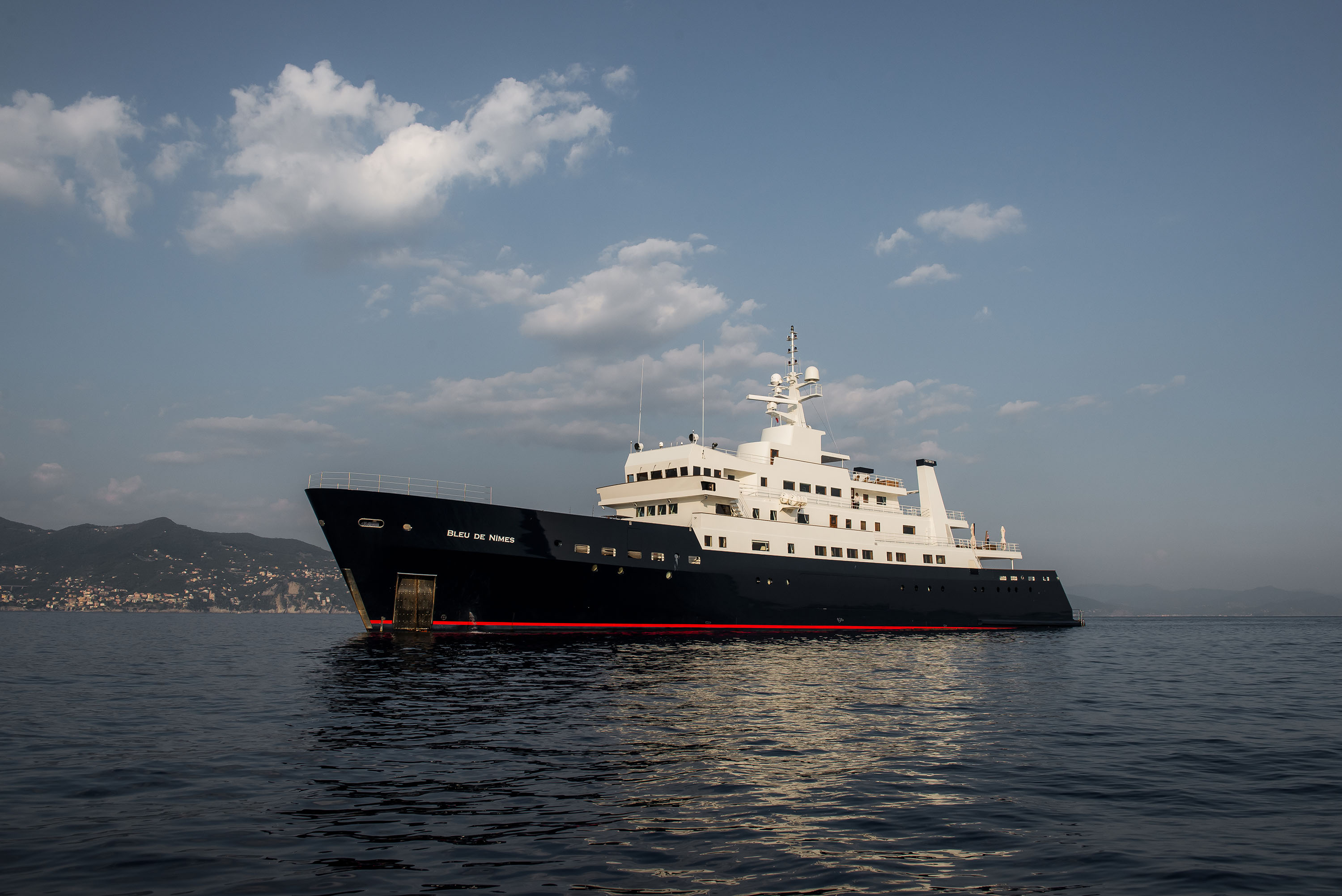 BLEU DE NÎMES yacht charter 4