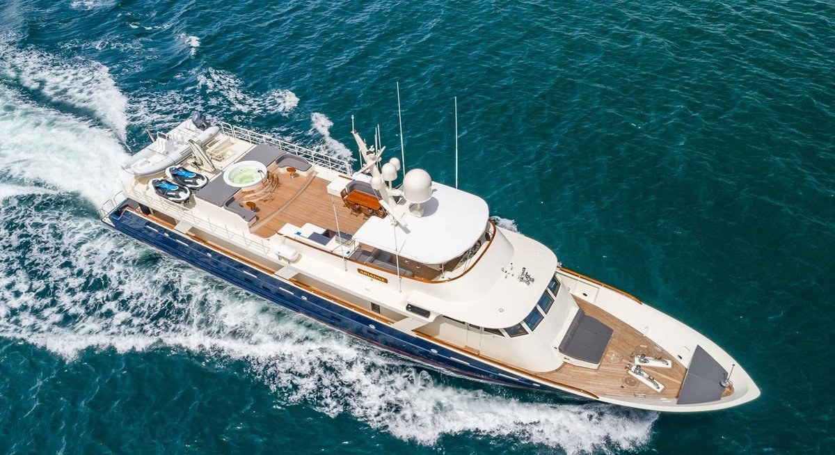 BLU yacht charter 4