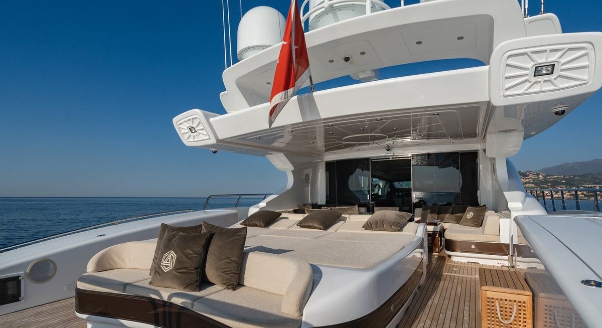BLUE AZUR yacht charter 3
