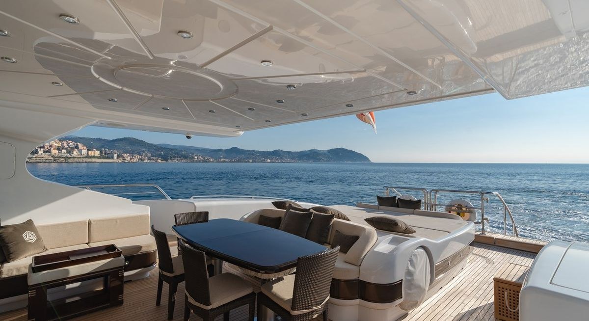 BLUE AZUR yacht charter 4