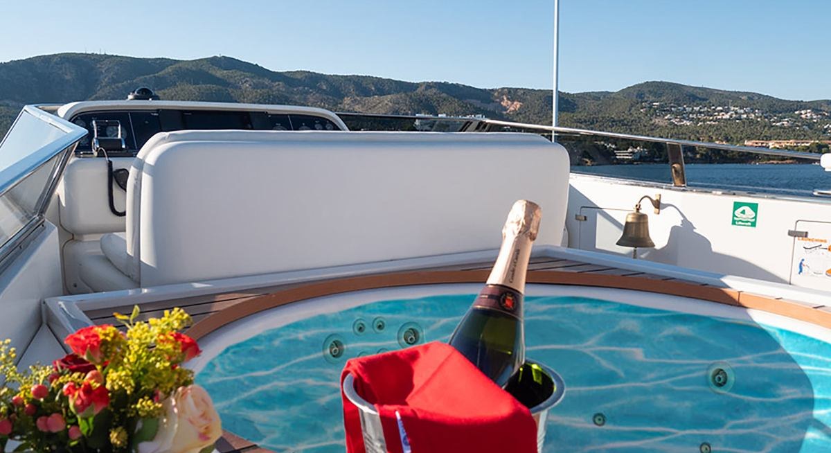 BLUE GOLD yacht charter 2