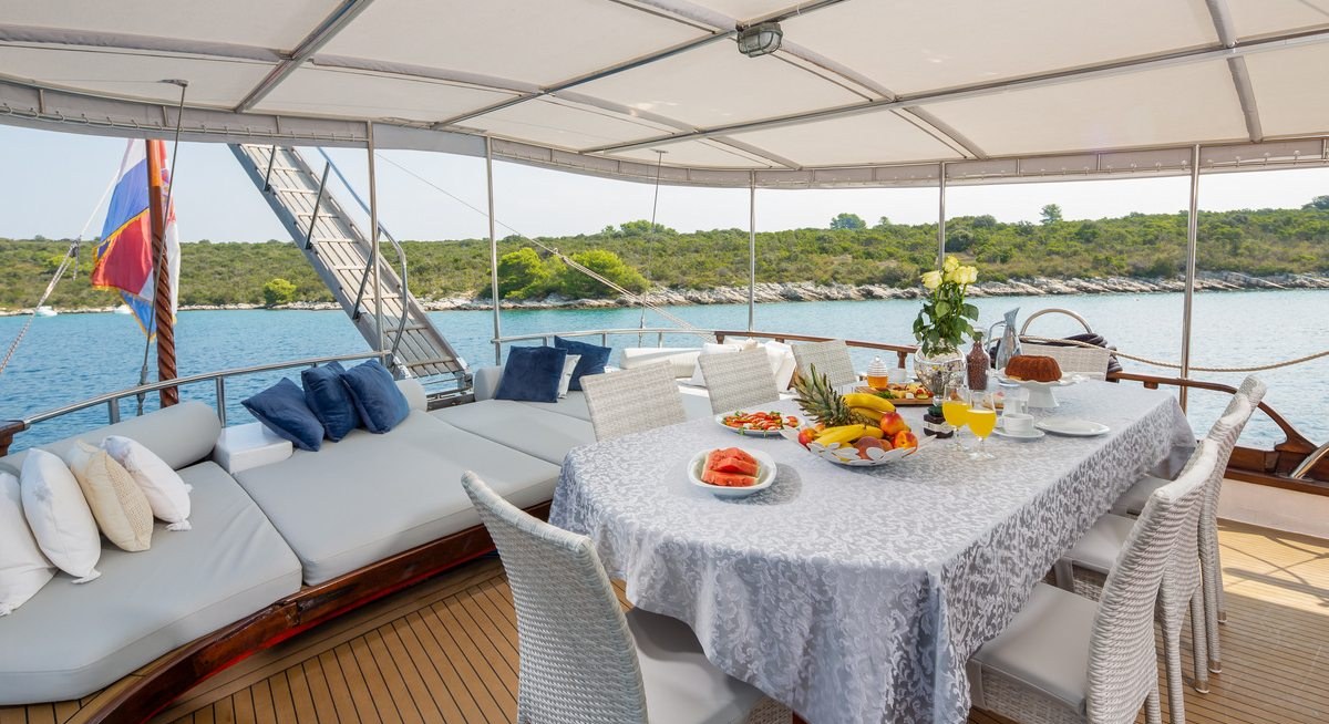 BONAVENTURA yacht charter 3