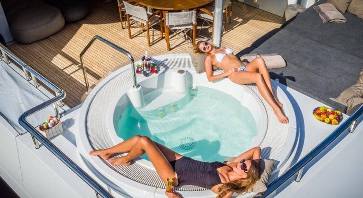 BRAVADO yacht charter 3