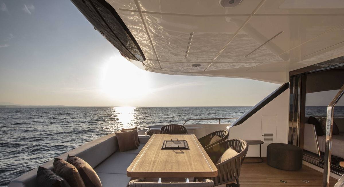 BREEZE yacht charter 4