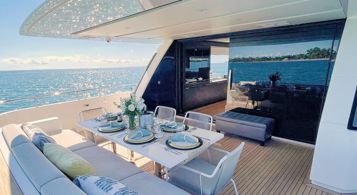 C-DAZE yacht charter 5