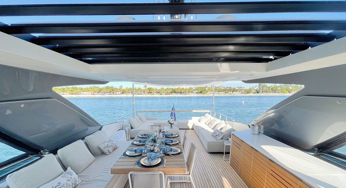C-DAZE yacht charter 3