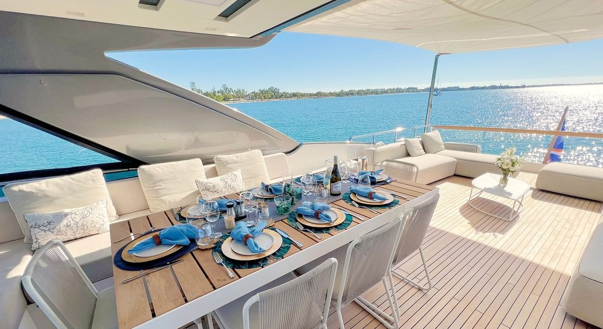 C-DAZE yacht charter 4