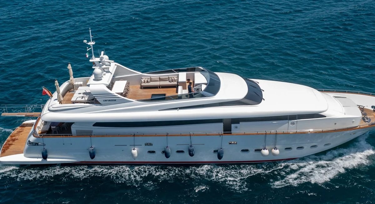 CADA UNO yacht charter 1