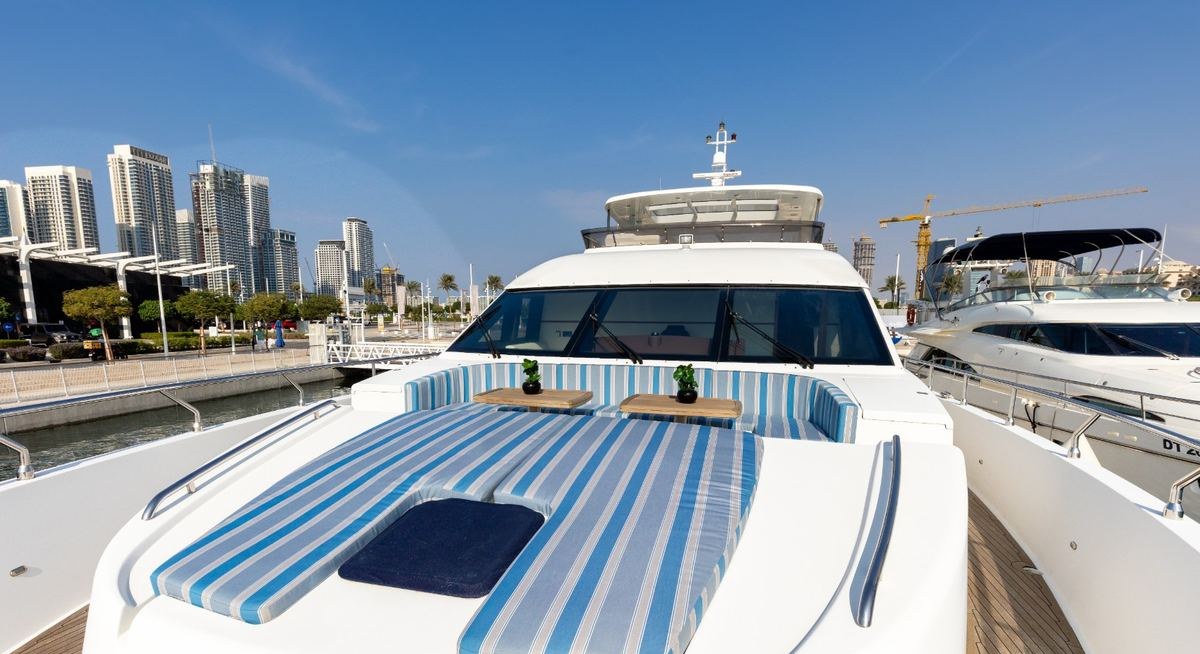 CALIENTE yacht charter 2